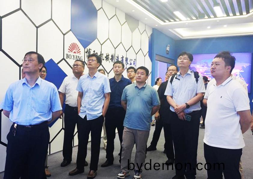 热烈欢迎青岛高校专家学者等一行到博阳机械参观交流